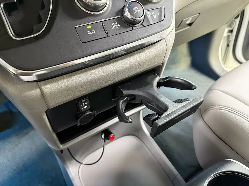Toyota Sienna 2015 — фото 38