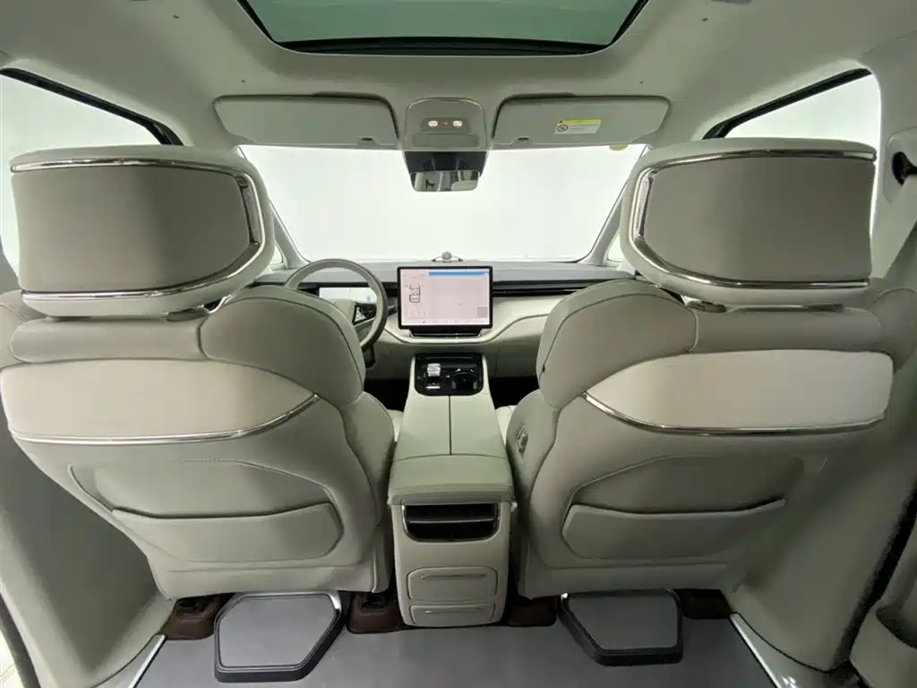 Volvo EM90 2026 — фото 26