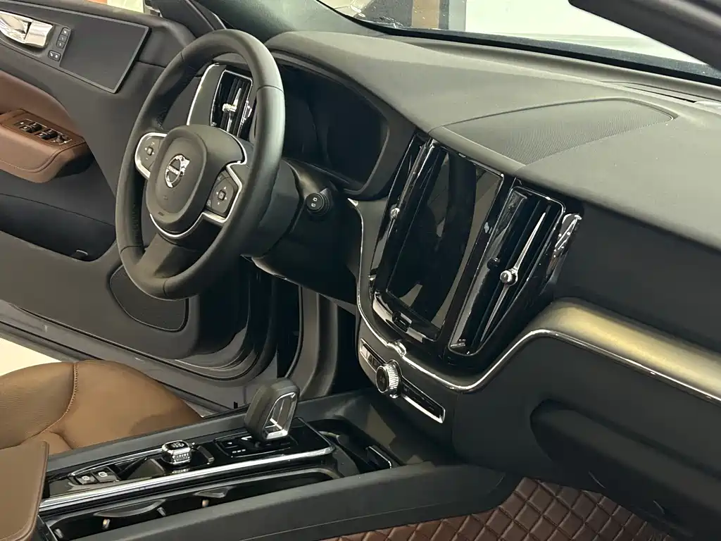 Volvo XC60 2024 — фото 13