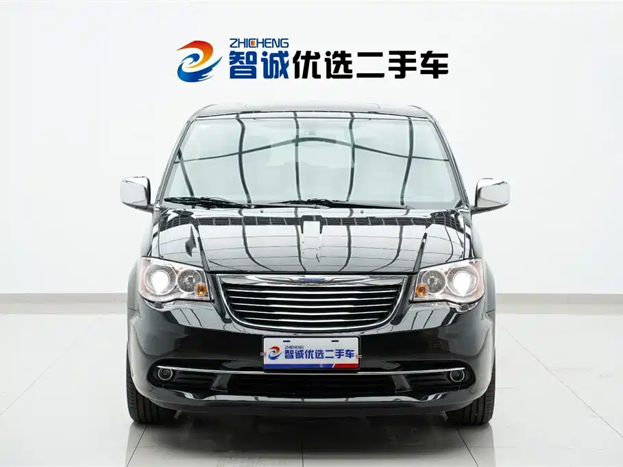 Chrysler Grand Voyager 2017 — фото 2