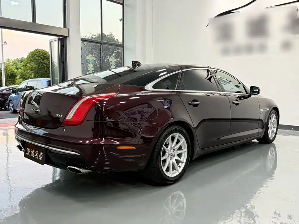Jaguar XJ 2017 — фото 14