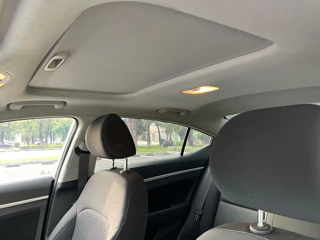 Hyundai Elantra 2018 — фото 12