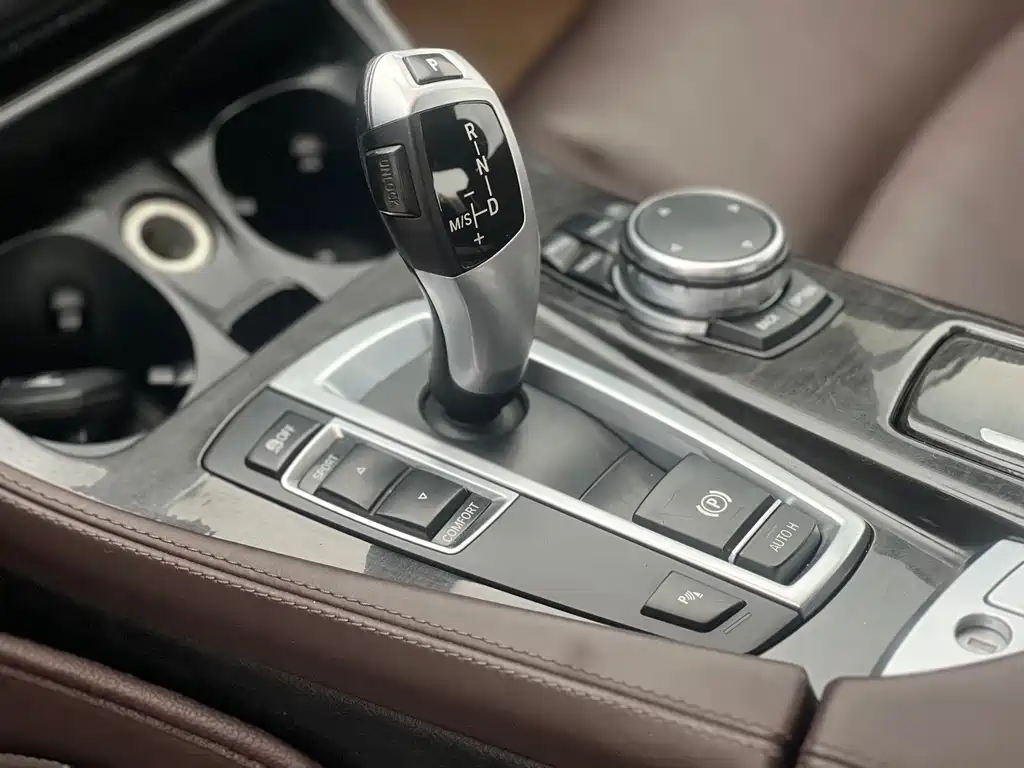 BMW 5 Series 2015 — фото 9