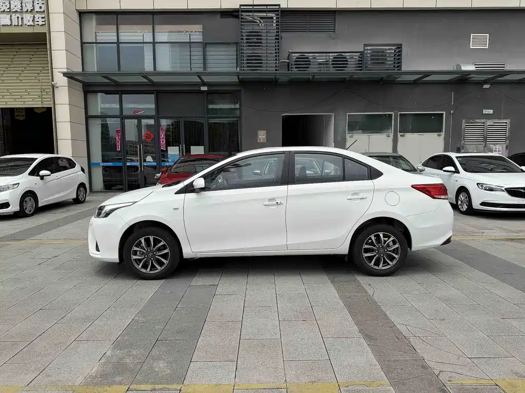 Toyota Yaris L 2023 — фото 3