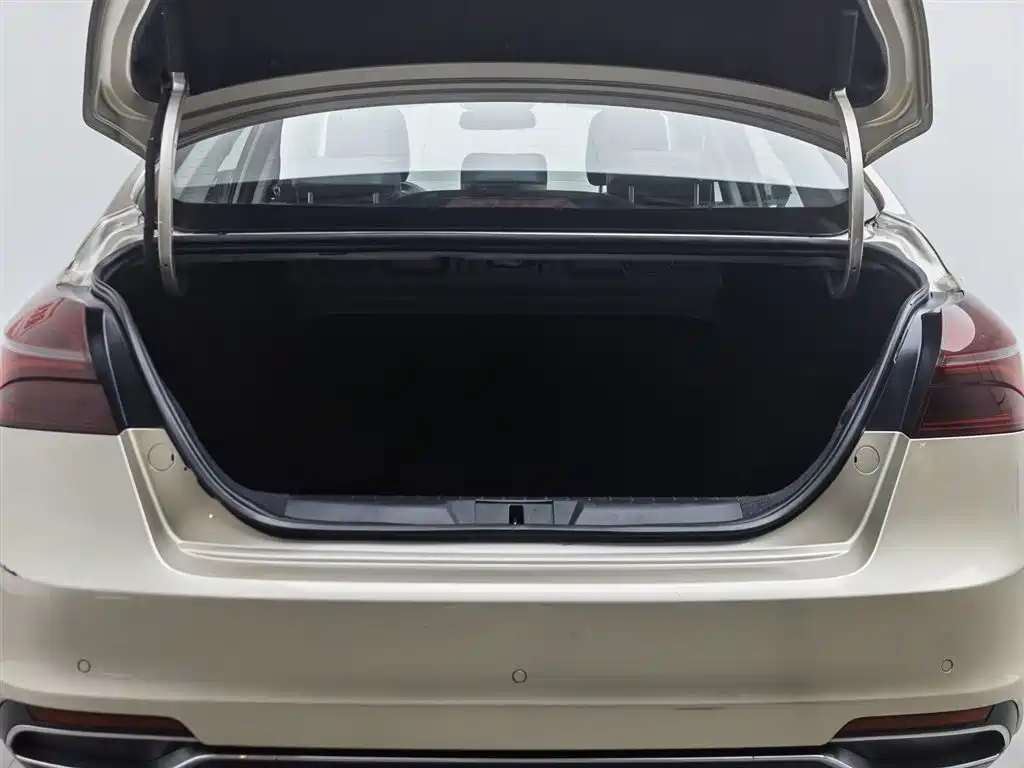 Geely Emgrand 2020 — фото 16