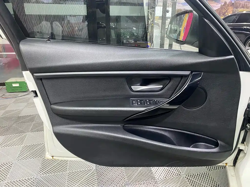 BMW 3 Series 2017 — фото 10