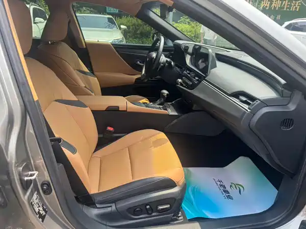 Lexus ES 2023