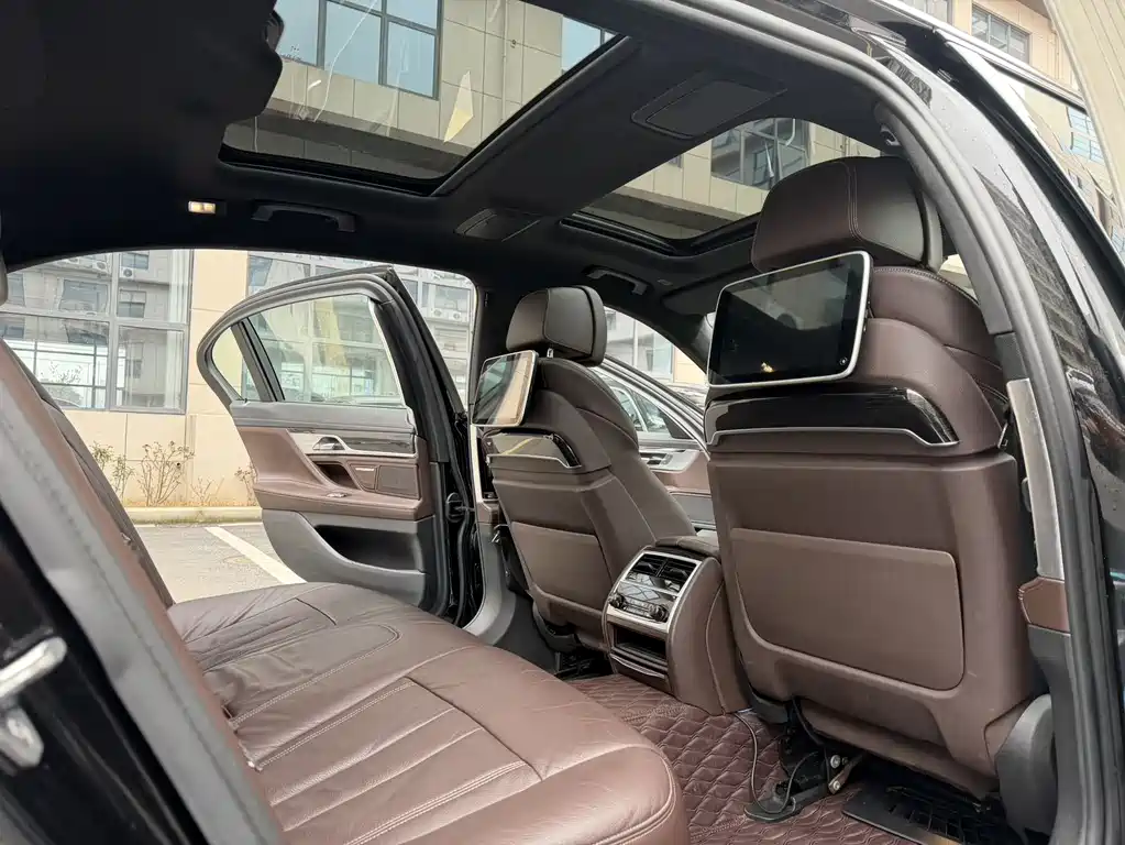 BMW 7 Series 2018 — фото 13