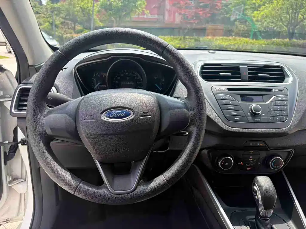 Ford Escort 2019 — фото 11