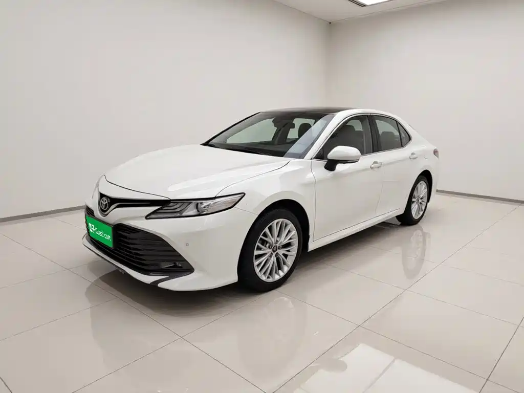 Toyota Camry 2019 — фото 1