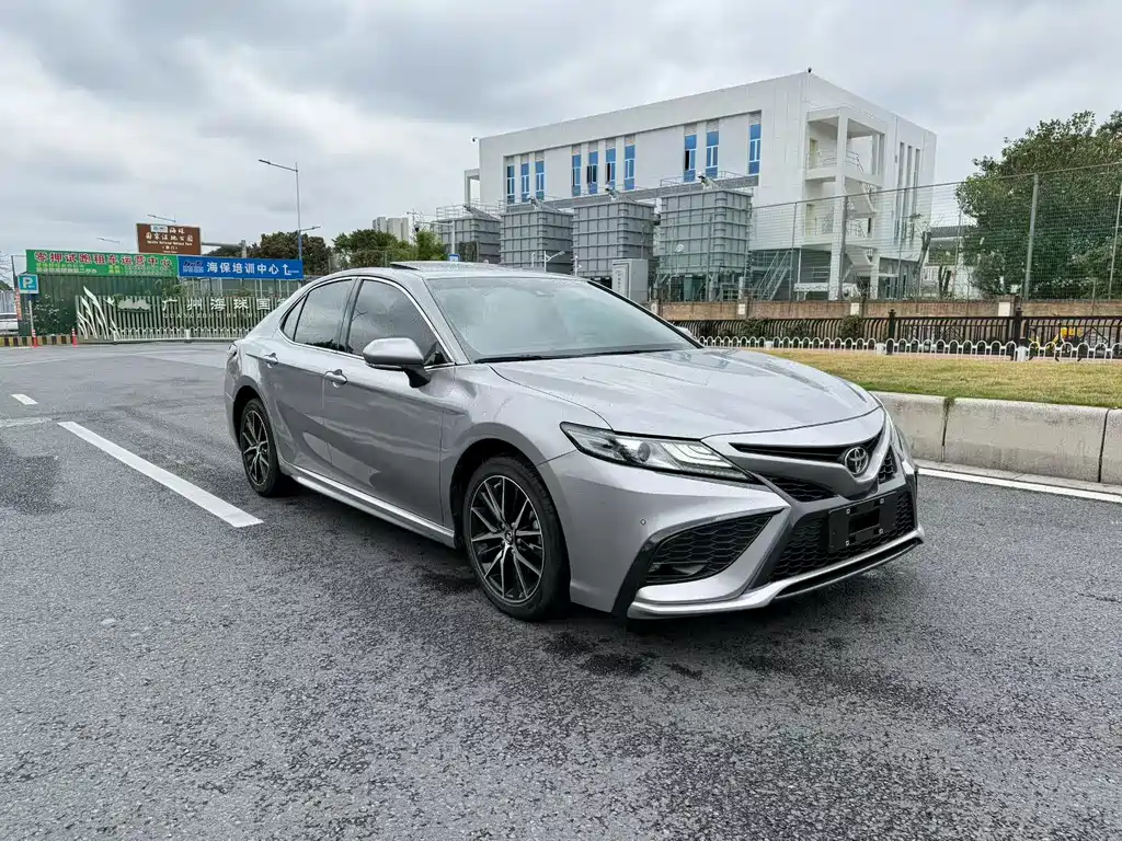Toyota Camry 2022 — фото 2