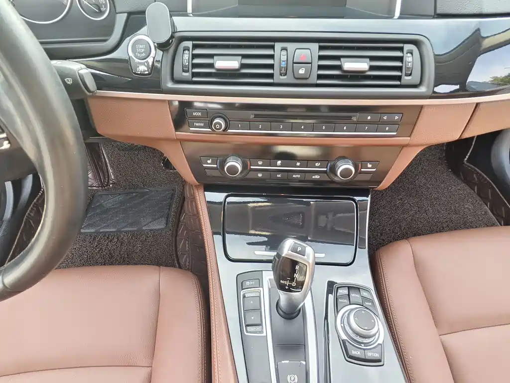 BMW 5 Series 2017 — фото 19