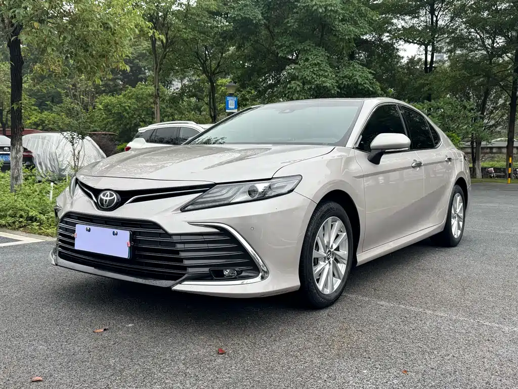Toyota Camry 2023 — фото 1