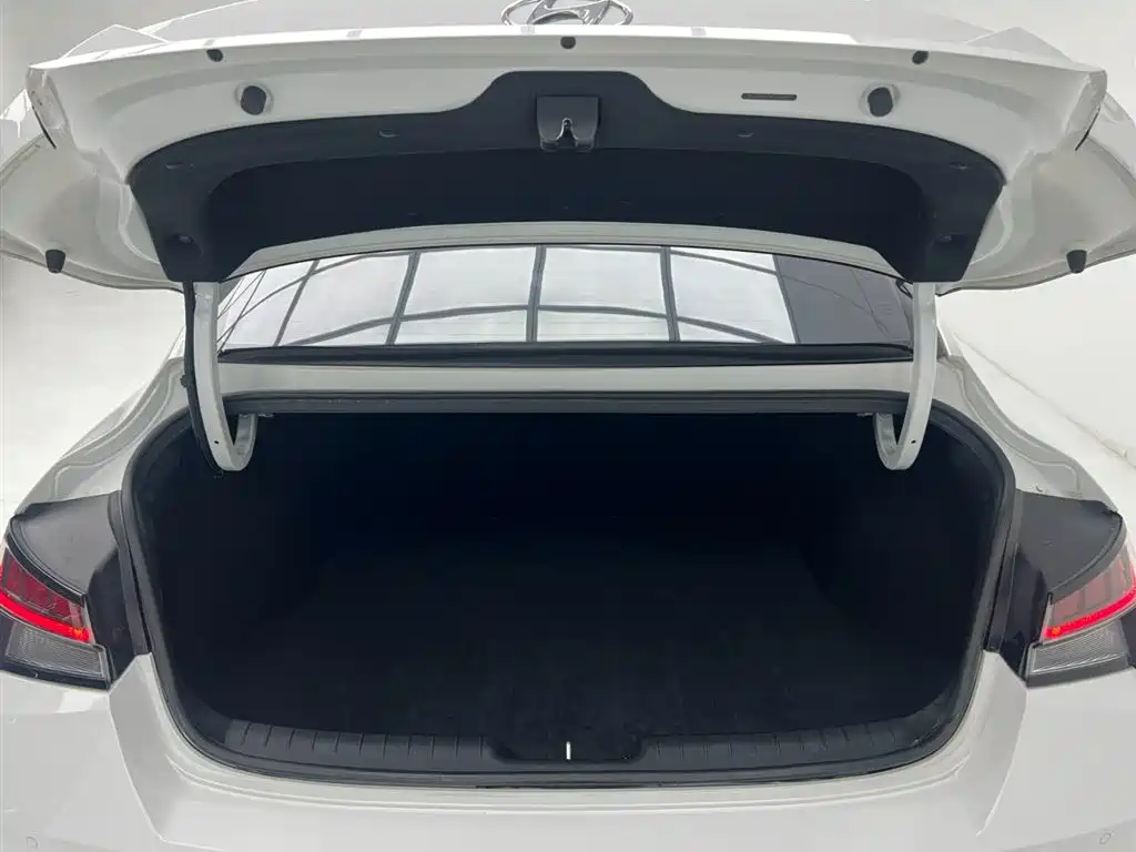 Hyundai Elantra 2021 — фото 10