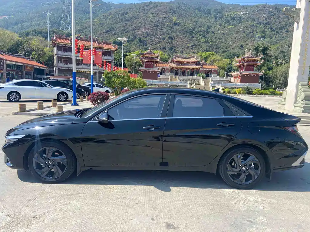 Hyundai Elantra 2023 — фото 10