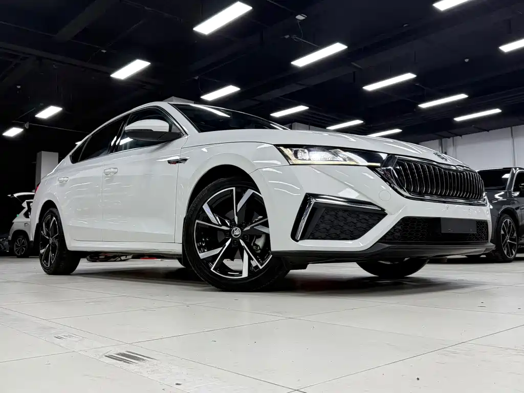 Skoda Octavia 2022 — фото 2
