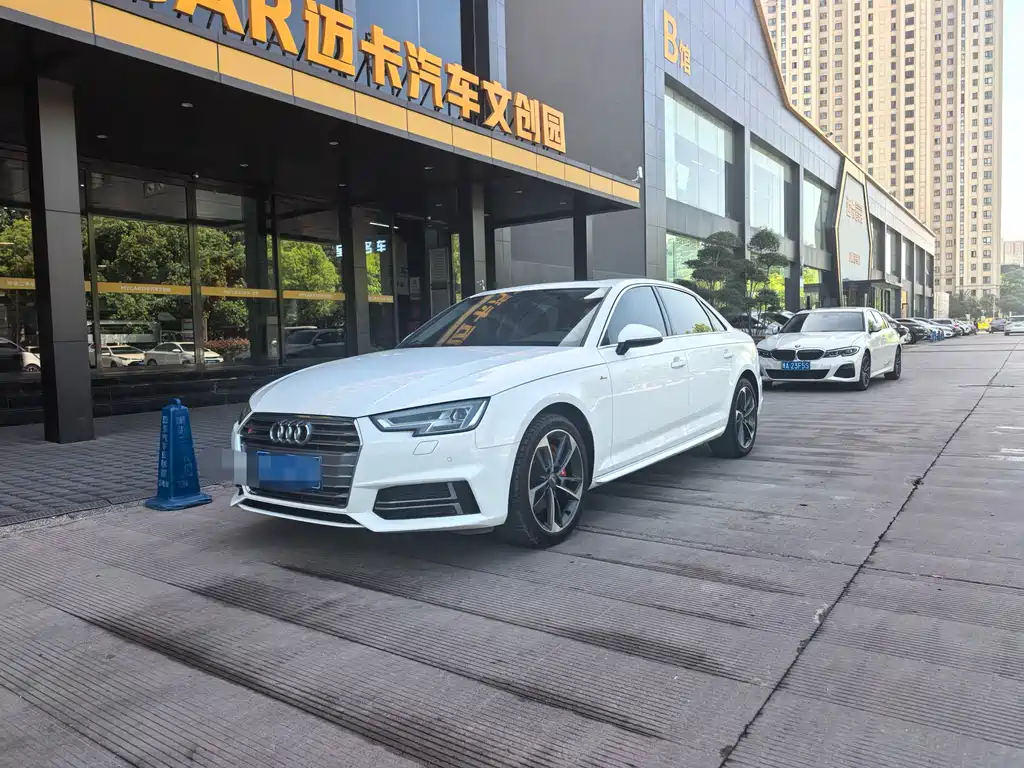 Audi A4L 2018 — фото 1
