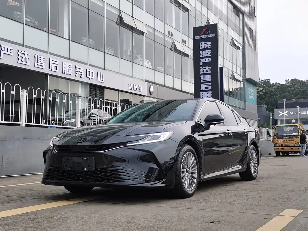 Toyota Camry 2024 — фото 1