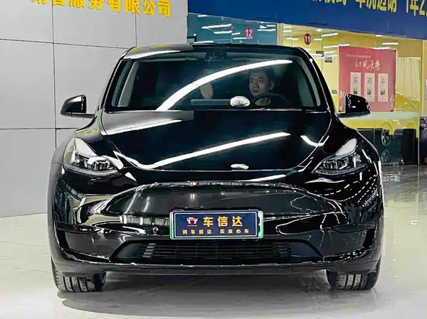 Tesla Model Y 2024
