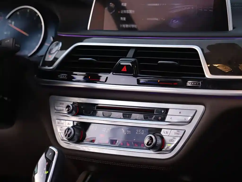 BMW 7 Series 2017 — фото 10