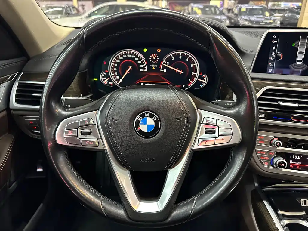BMW 7 Series 2017 — фото 10
