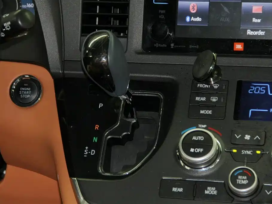 Toyota Sienna 2018 — фото 19