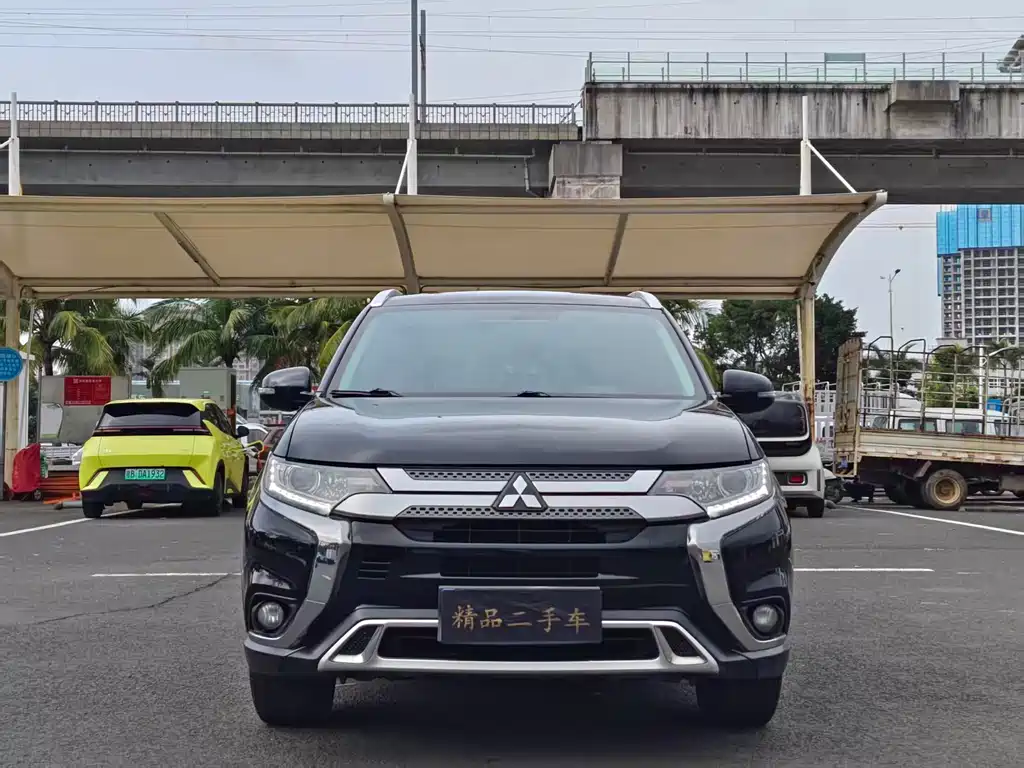 Mitsubishi Outlander 2020 — фото 2