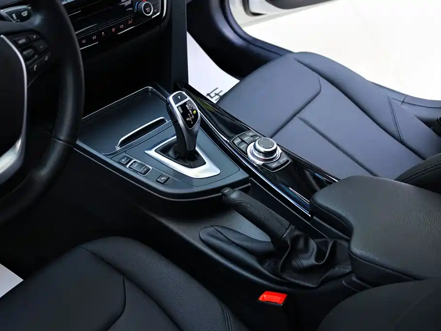 BMW 3 Series 2017 — фото 27