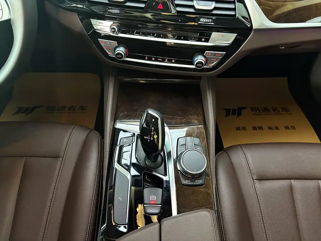 BMW 5 Series 2018 — фото 12