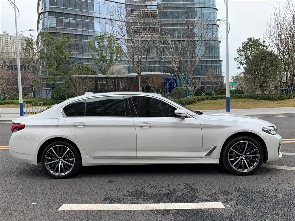 BMW 5 Series 2022 — фото 9