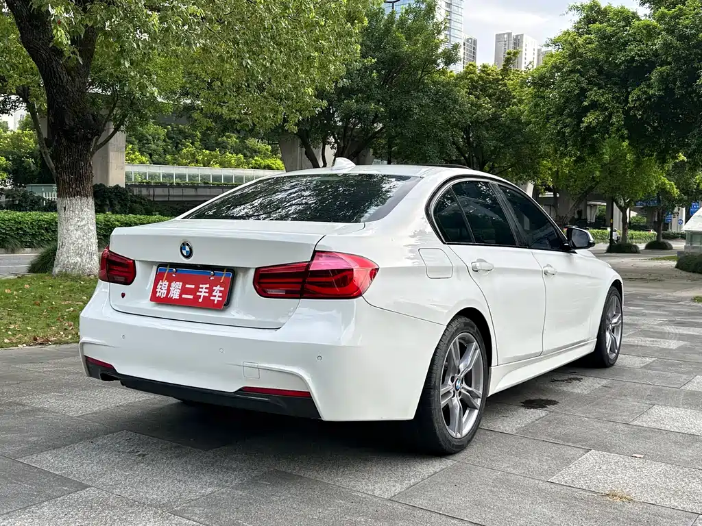 BMW 3 Series 2018 — фото 19