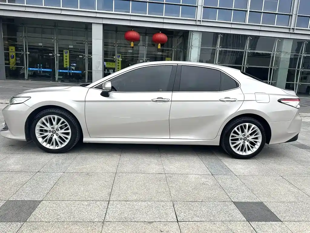Toyota Camry 2018 — фото 4