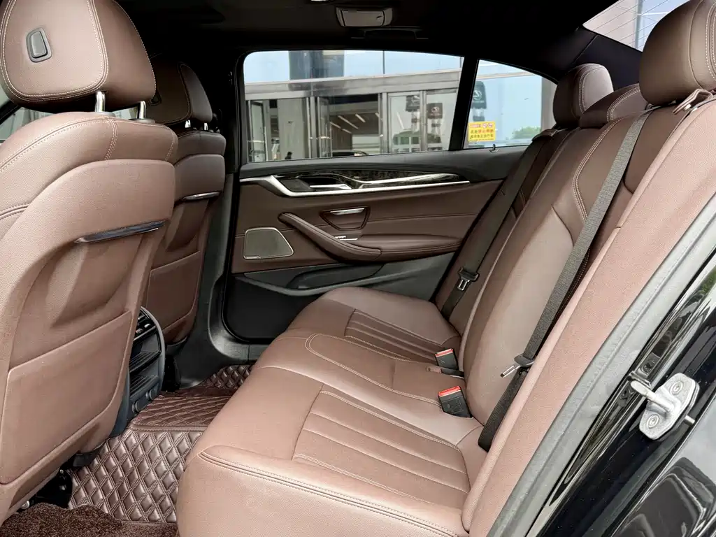 BMW 5 Series 2019 — фото 14