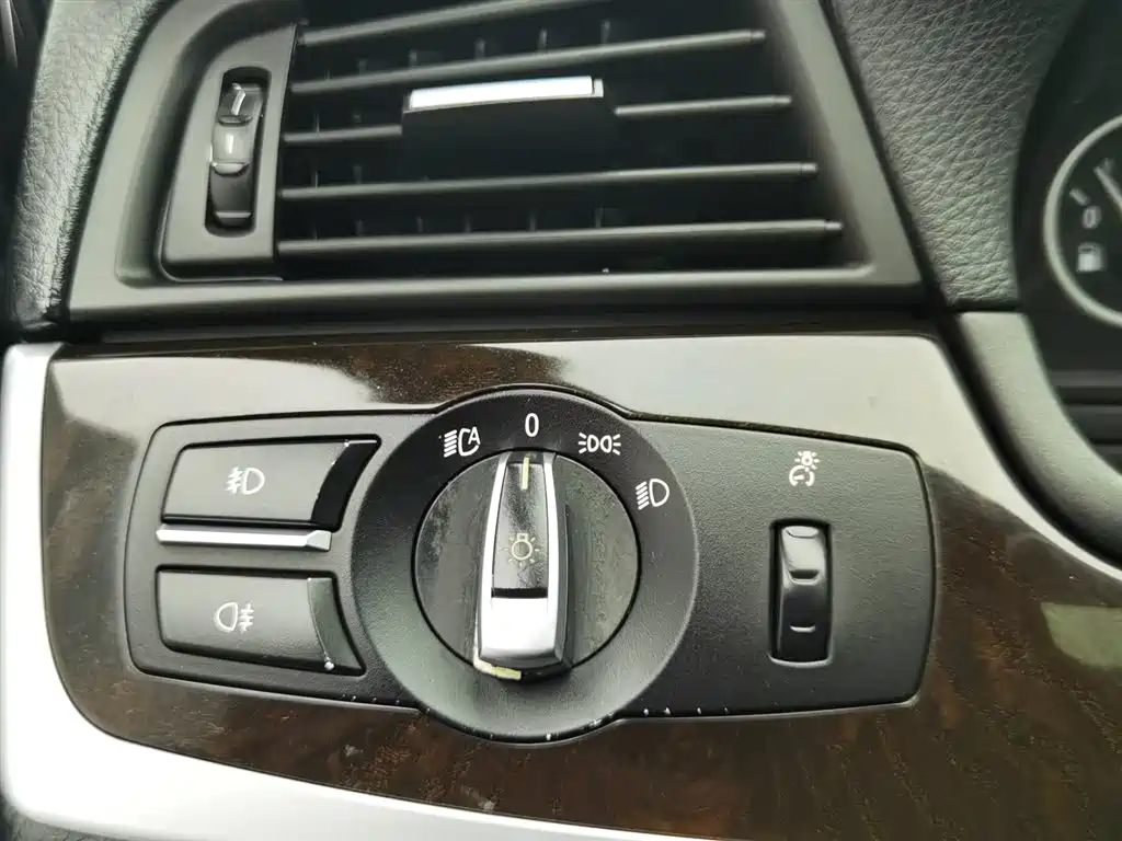 BMW 5 Series 2012 — фото 21