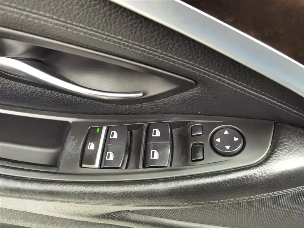 BMW 5 Series 2012 — фото 9
