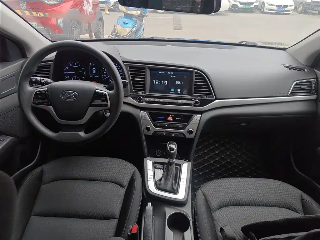 Hyundai Elantra 2019 — фото 10