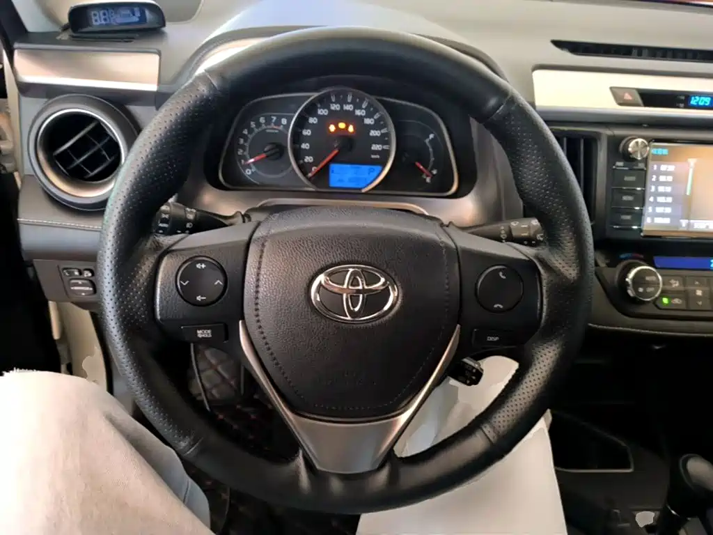 Toyota RAV4 2018 — фото 11