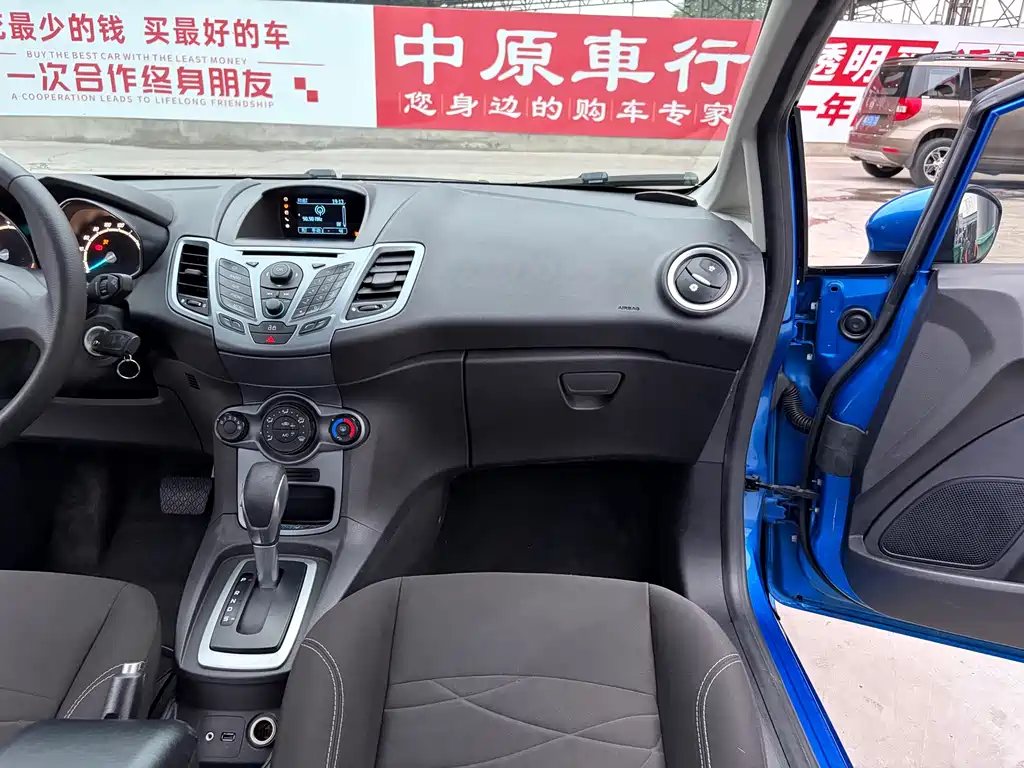 Ford Fiesta 2015 — фото 11