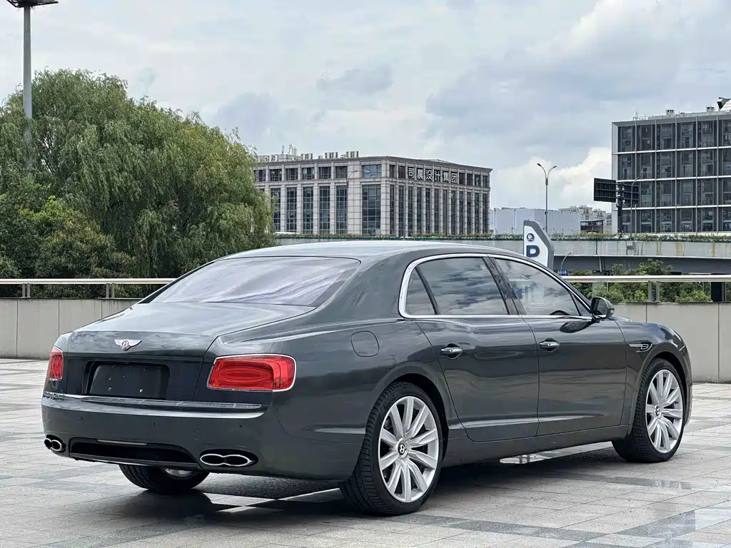 Bentley Flying Spur 2017 — фото 11
