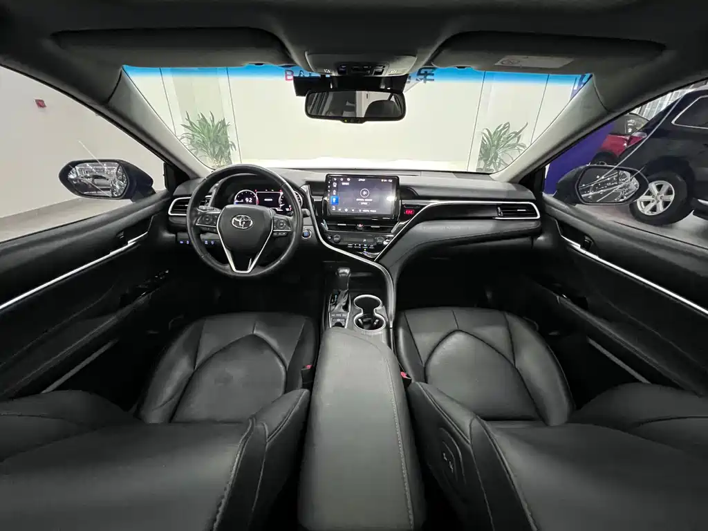 Toyota Camry 2023 — фото 13