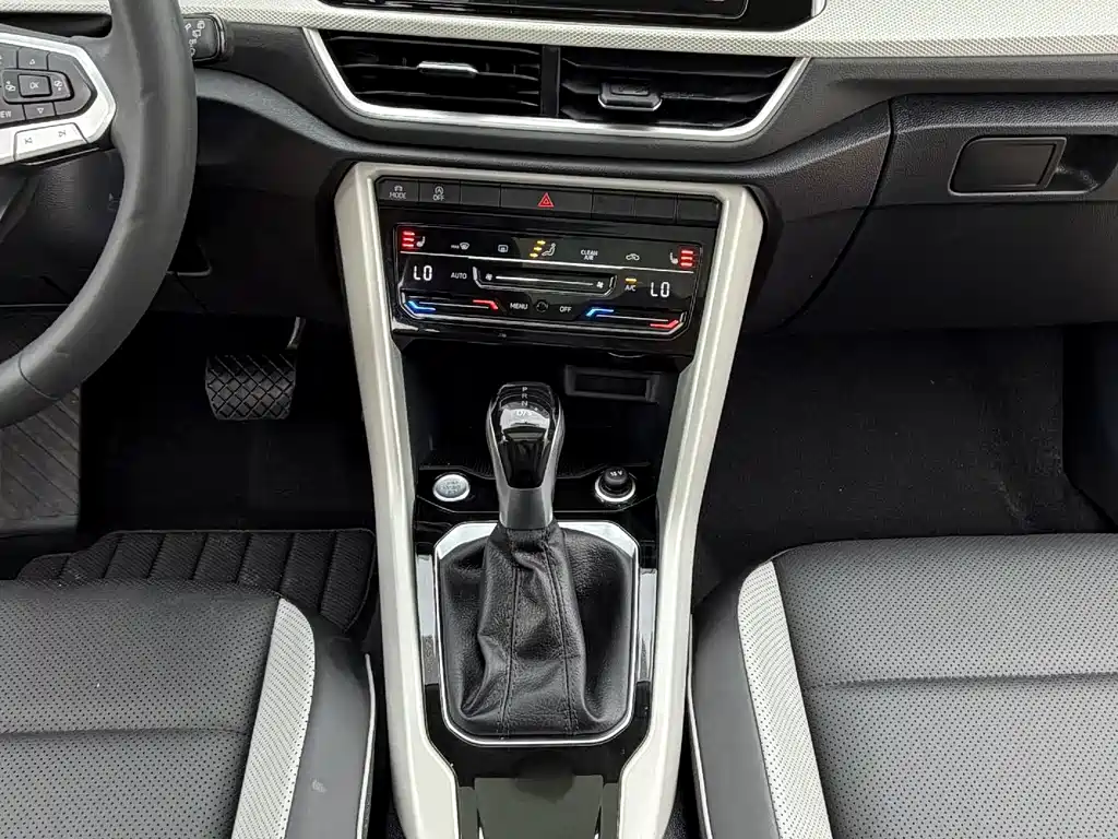Volkswagen T-Roc 2023 — фото 10