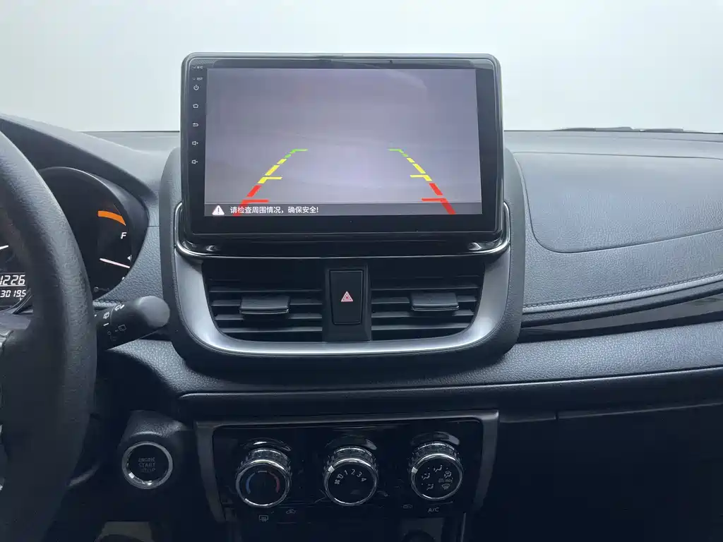 Toyota Yaris L 2022 — фото 10