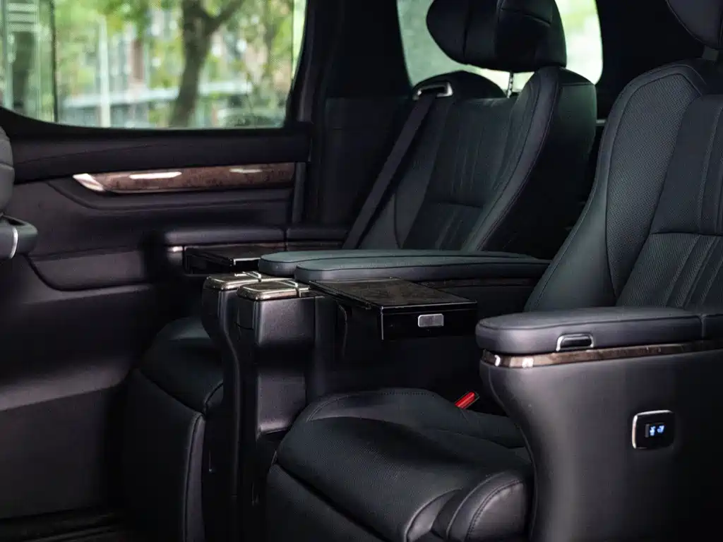 Toyota Alphard 2023 — фото 16