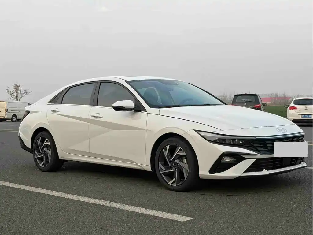 Hyundai Elantra 2023 — фото 3