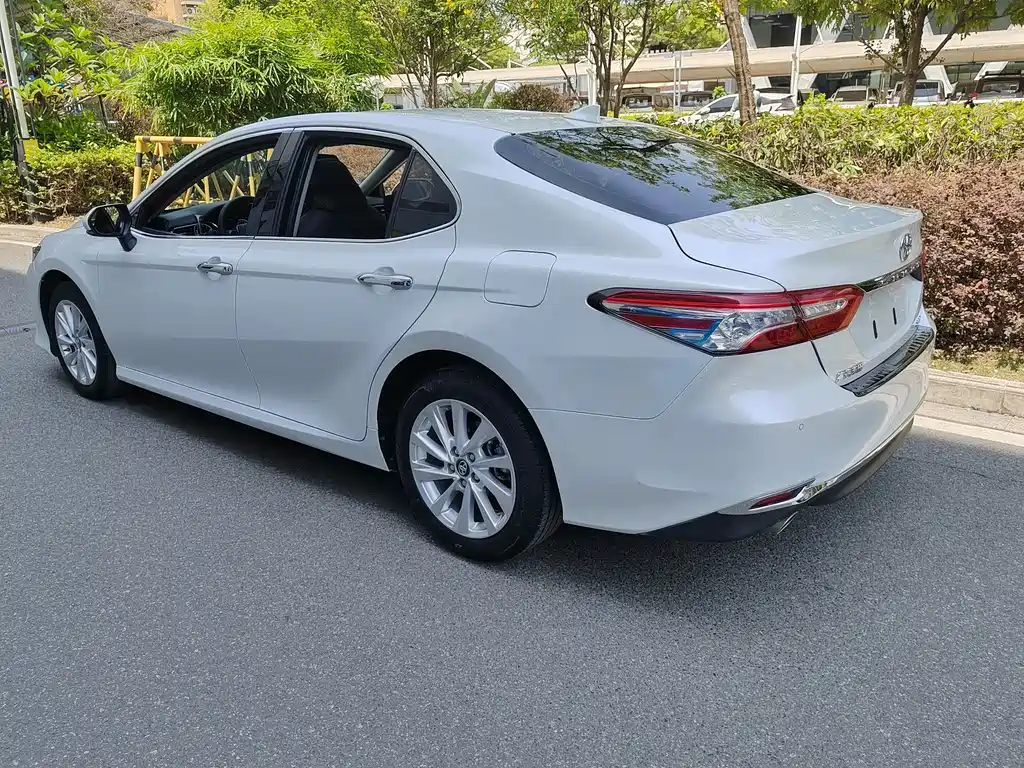 Toyota Camry 2023 — фото 5