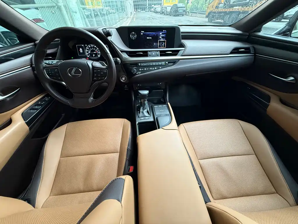 Lexus ES 2019 — фото 13