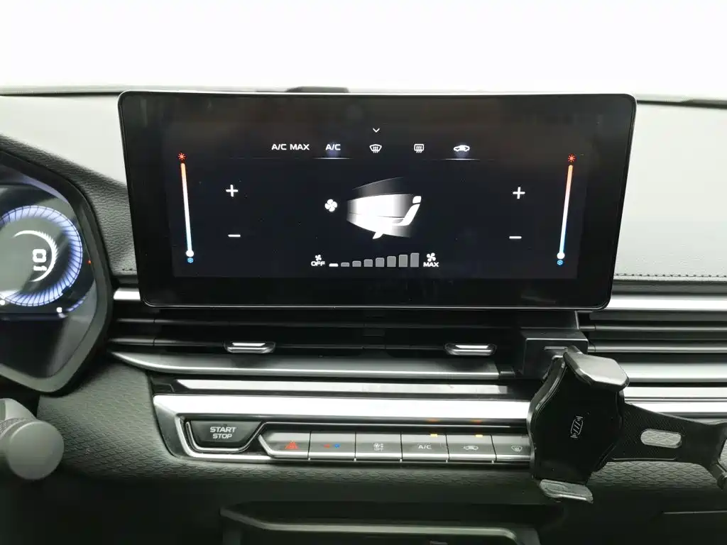 Geely Emgrand 2023 — фото 12