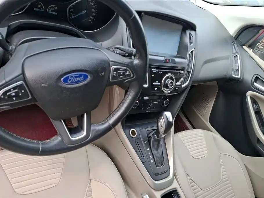 Ford Focus 2015 — фото 12
