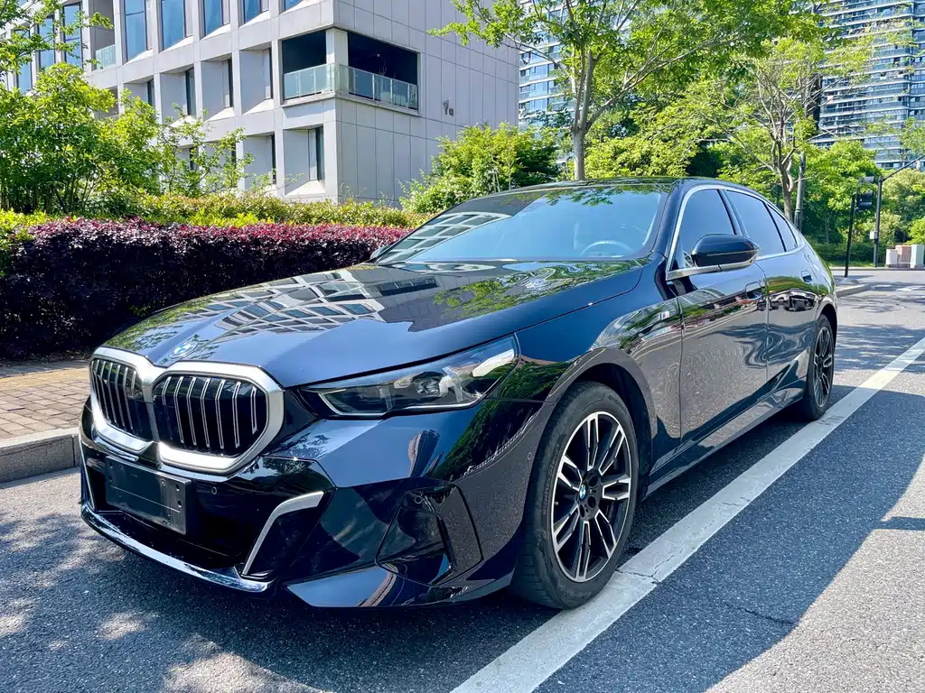 BMW 5 Series 2025 — фото 1