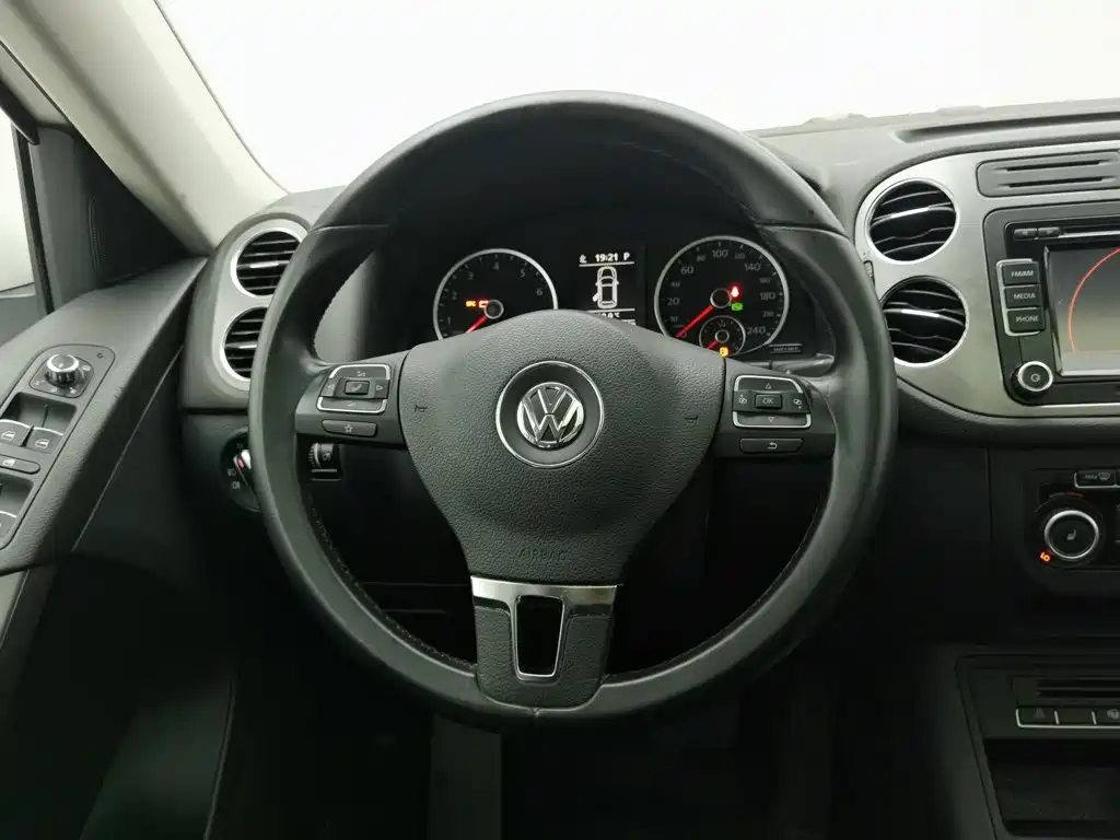 Volkswagen Tiguan 2012 — фото 11